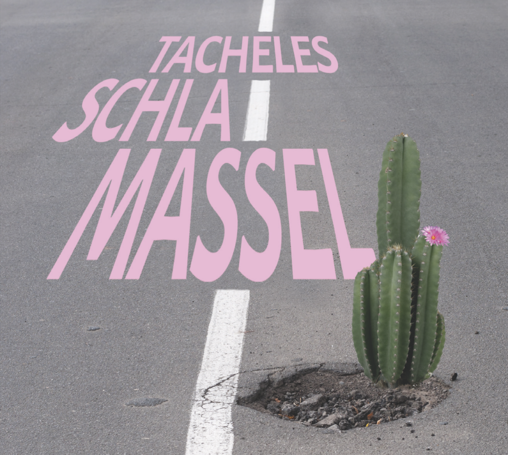 Das Plakat des Stücks „Tacheles-Schlamassel“: Ein Kaktus mit einer rosa Blüte, der aus einem Schlagloch in der Straße herauswächst. Im Hintergrund der Titel des Stücks.
