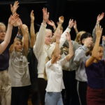 Jugendliche spielen Theater.